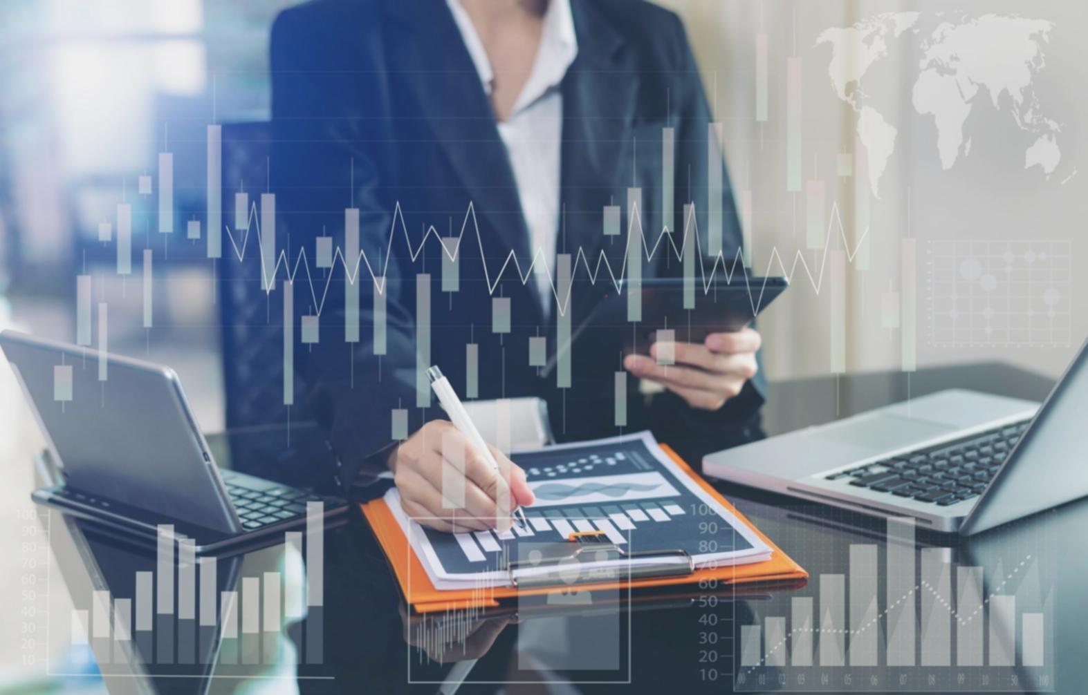 Teilnehmer arbeiten gemeinsam an KI-Interpretierbarkeit-Aufgaben